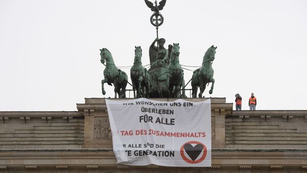 Aktivisten der Gruppe "Letzte Generation" haben das Brandenburger Tor besetzt., © Paul Zinken/dpa