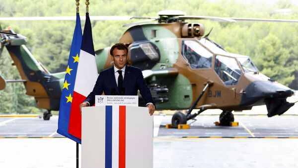 Emmanuel Macron, Präsident von Frankreich, stellt inmitten des Krieges in der Ukraine die Militärstrategie seines atomar bewaffneten Landes bis zum Ende des Jahrzehnts vor., © Eric Gaillard/Pool Reuters/AP/dpa