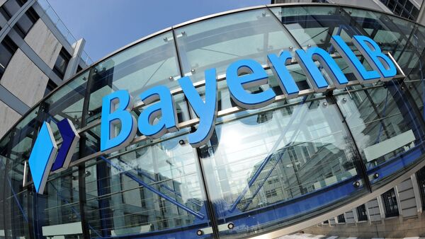 Das Logo der Bayerischen Landesbank (BayernLB) ist an der Zentrale zu sehen., © Andreas Gebert/dpa/Symbolbild