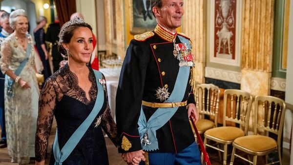 Prinz Joachim und Prinzessin Marie von Dänemark begrüßen die Gäste im Dänisch-Königlichen Theater anlässlich des 50. Jahrestages der Thronbesteigung der dänischen Königin., © Ida Marie Odgaard/AP/dpa
