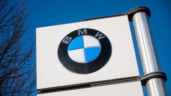 Vor einem BMW Werk steht ein BMW Logo., © Christophe Gateau/dpa/Archivbild