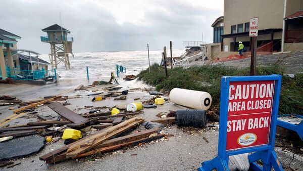 Eine öffentliche Einrichtung und ein Rettungsschwimmerturm sind aufgrund einer Sturmflut von Hurrikan «Nicole» teilweise eingestürzt., © John Raoux/AP/dpa