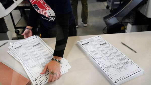 Ein Wahlhelfer wertet die Stimmzettel im Clark County Election Department in Nevada aus., © Gregory Bull/AP/dpa