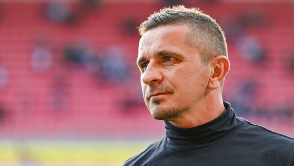 Trainer Mersad Selimbegovic von Regensburg steht im Stadion., © Armin Weigel/dpa/Archivbild