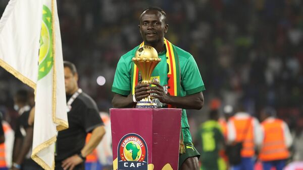 Senegals Sadio Mane posiert mit dem Pokal des Afrika-Cups., © Ayman Aref/dpa/Archivbild
