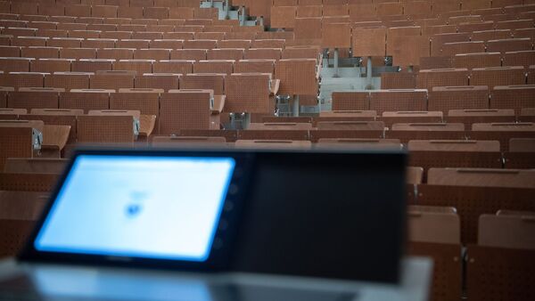 Ein leerer Hörsaal an einer Universität., © Sebastian Gollnow/dpa/Symbolbild