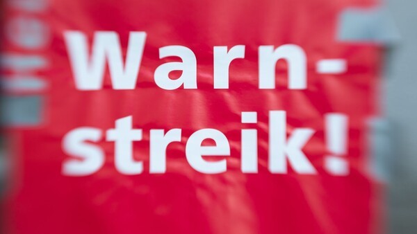 «Warnstreik!» steht auf einem Schild., © Friso Gentsch/dpa/Symbolbild