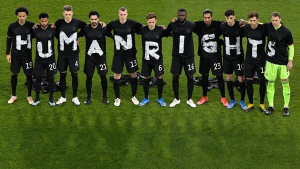 Die Spieler der deutschen Nationalmannschaft stehen zusammen und bilden den Schriftzug «Human-Rights»., © Tobias Schwarz/AFP-Pool/dpa