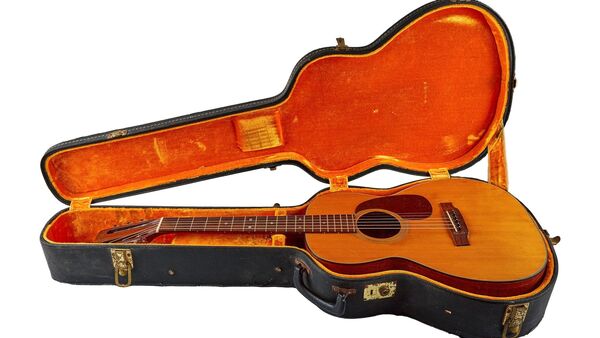Don McLeans Akustikgitarre wurde zu einem stolzen Preis versteigert., © Julien's Auctions/dpa