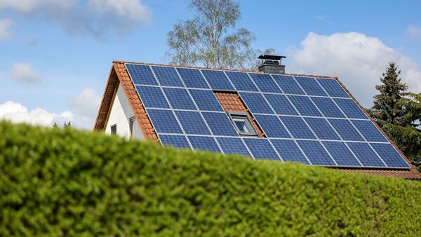 Solarpaneelen sind auf dem Dach eines Einfamilienhauses angebracht., © Jan Woitas/dpa-Zentralbild/dpa/Symbolbild