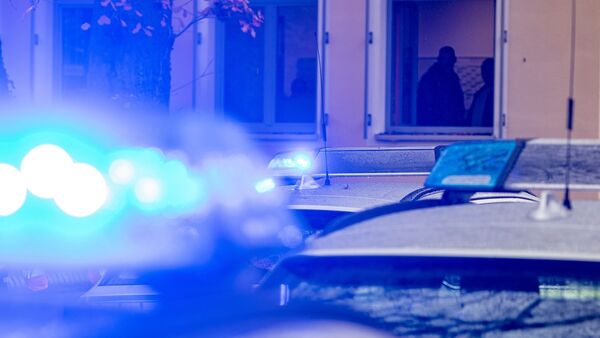 Polizeifahrzeuge stehen mit Blaulicht., © Armin Weigel/dpa/Symbolbild