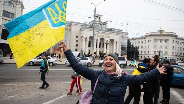 Ukrainer versammeln sich in der Innenstadt, um die Rückeroberung ihrer Stadt Cherson zu feiern., © Yevhenii Zavhorodnii/AP/dpa