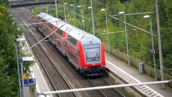 Ein Regionalzug der Deutschen Bahn fährt durch einen Bahnhof., © Jonas Walzberg/dpa/Symbolbild