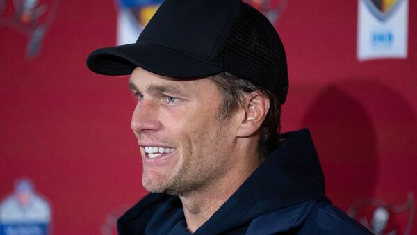 Tom Brady von den Tampa Bay Buccaneers nimmt nach dem Spiel an einer Pressekonferenz teil., © Sven Hoppe/dpa