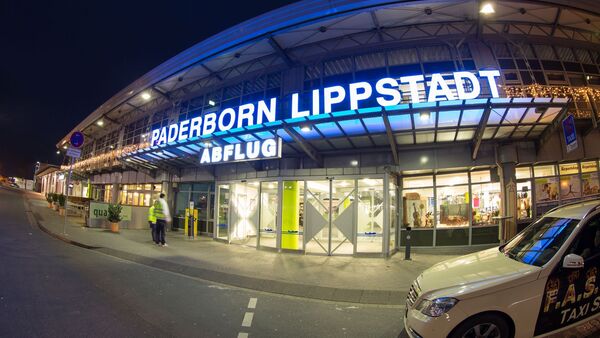 Blick auf den Eingang zur Abflughalle auf dem Flughafen Paderborn-Lippstadt in Büren (Nordrhein-Westfalen)., © Friso Gentsch / dpa