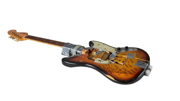 Eine zerschmetterte 1973 Fender Mustang des früheren Nirvana-Frontmanns Kurt Cobain., © Julien's Auctions/dpa