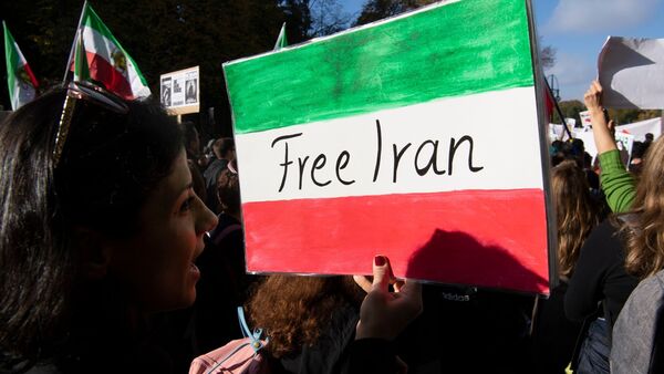 Teilnehmer der Großdemonstration "Solidarität mit den Protestierenden im Iran" in Berlin., © Paul Zinken/dpa