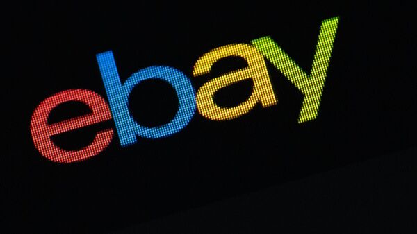 Das Logo des Unternehmens eBay ist auf dem Display eines iPhone SE in der App des Online-Marktplatzes eBay zu sehen., © Silas Stein/dpa