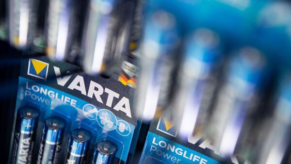 Das Varta-Logo ist an Batterien der Varta AG zu sehen., © Marijan Murat/dpa/Archivbild