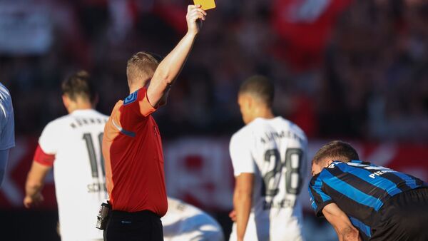 Der Schiedsrichter Robert Kampka (l) zeigt Marvin Pieringer vom SC Paderborn die rote Karte (gelb-rot)., © Daniel Karmann/dpa