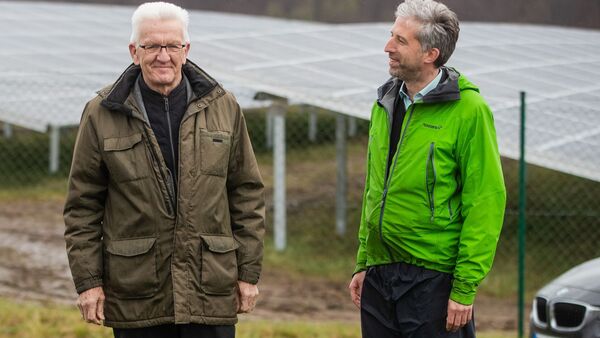 Ministerpräsident Winfried Kretschmann (l) und Boris Palmer bei einem Treffen im April 2022., © Christoph Schmidt/dpa