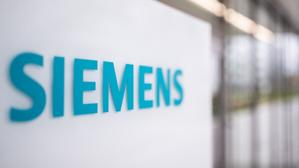 Das Schriftzug-Logo des deutschen Industriekonzerns Siemens ist zu sehen., © Daniel Karmann/dpa/Archivbild