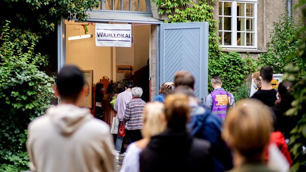 Wählerinnen und Wähler warten im September 2021 im Stadtteil Prenzlauer Berg in einer langen Schlange vor einem Wahllokal., © Hauke-Christian Dittrich/dpa