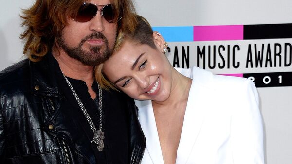 Billy Ray Cyrus mit seiner Tochter Miley bei den 41. American Music Awards (2013)., © Paul Buck/EPA/dpa