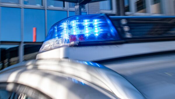Ein Blaulicht leuchtet auf dem Dach eines Polizeiwagens., © David Inderlied/dpa/Symbolbild