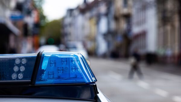 Ein Einsatzfahrzeug der Polizei steht am Straßenrand., © Philipp von Ditfurth/dpa/Symbolbild