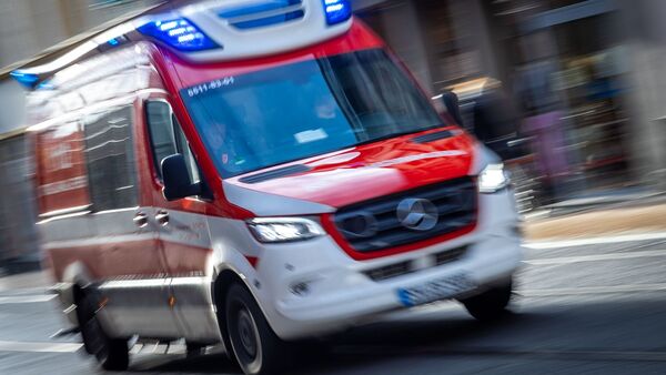 Ein Rettungswagen ist mit Blaulicht im Einsatz., © Jens Büttner/dpa-Zentralbild/ZB/Symbolbild