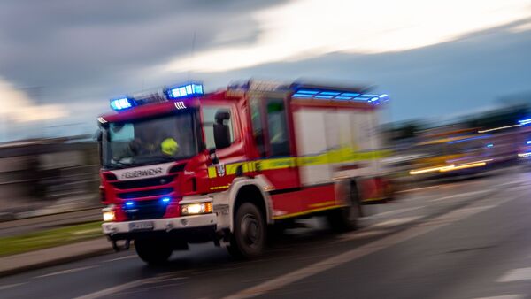 Ein Löschfahrzeug der Feuerwehr fährt mit Blaulicht zu einem Einsatz., © Lino Mirgeler/dpa/Symbolbild