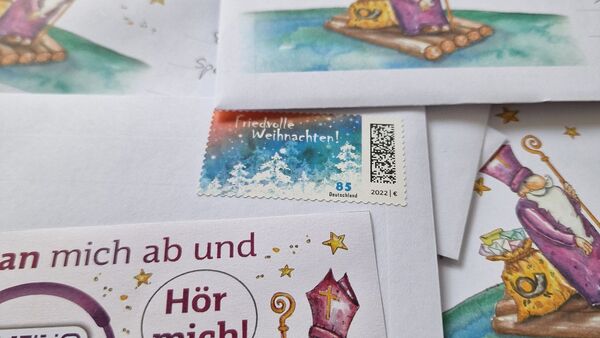 Antwortbriefe im Nikolauspostamt in St. Nikolaus im Saarland., © -/Festausschuss St. Nikolaus e.V./dpa