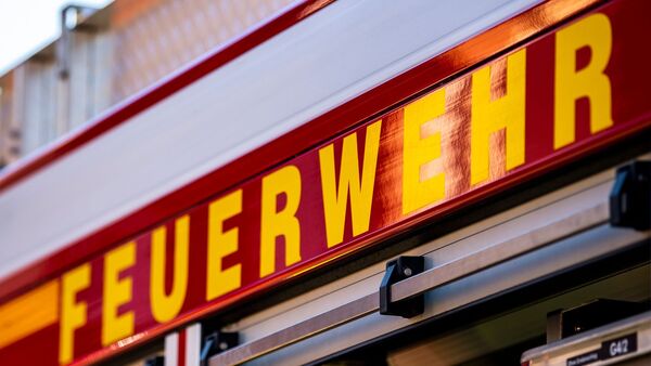 Auf dem Einsatzfahrzeug ist in gelber Farbe der Schriftzug «Feuerwehr» zu lesen., © David Inderlied/dpa/Symbolbild