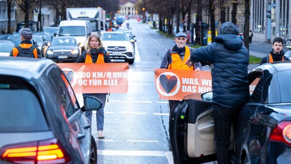 Klimaaktivisten der Umweltschutzbewegung «Letzte Generation» blockieren auf der Prinzregentenstraße in München den Verkehr., © Lennart Preiss/dpa