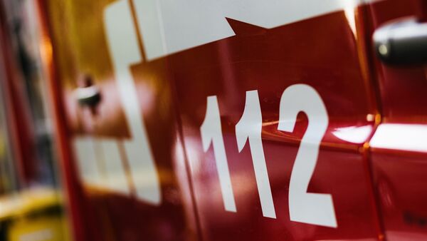 Die Notrufnummer «112» steht auf einem Einsatzfahrzeug der Feuerwehr., © Philipp von Ditfurth/dpa/Symbolbild